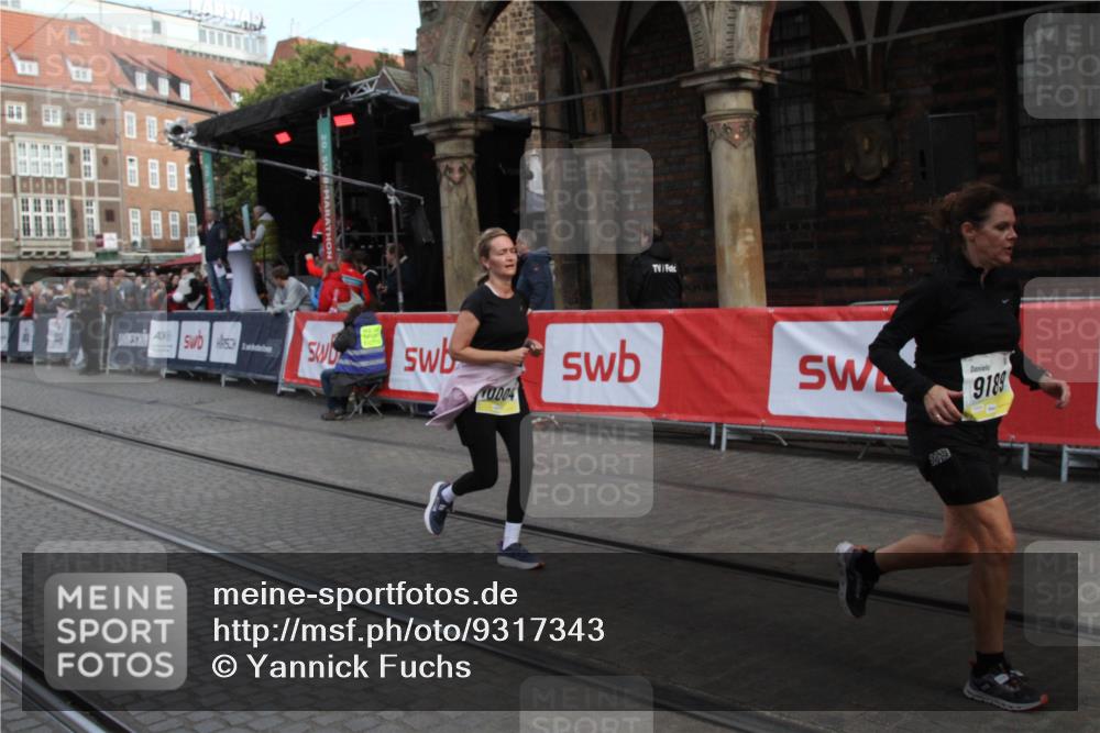 05.10.2025 - 20. swb-Marathon Bremen Yannick Fuchs http://msf.ph/oto/9317343 05.10.2025 11:01:52 Ziel 9189, 9237, 10004 meine-sportfotos.de