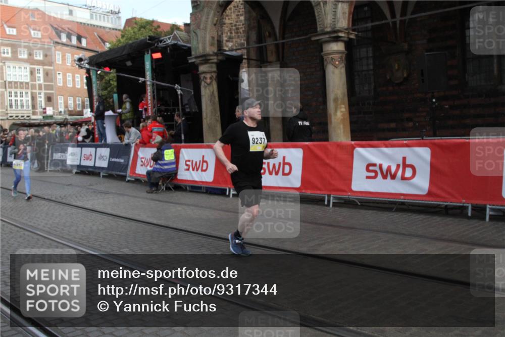 05.10.2025 - 20. swb-Marathon Bremen Yannick Fuchs http://msf.ph/oto/9317344 05.10.2025 11:01:56 Ziel 9237, 9365, 9655, 10558, 11647 meine-sportfotos.de