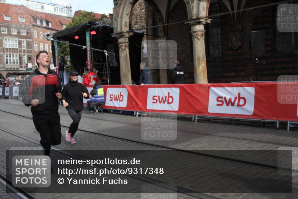 05.10.2025 - 20. swb-Marathon Bremen Yannick Fuchs http://msf.ph/oto/9317348 05.10.2025 11:02:01 Ziel 9365, 10558, 10837, 10944, 11415 meine-sportfotos.de