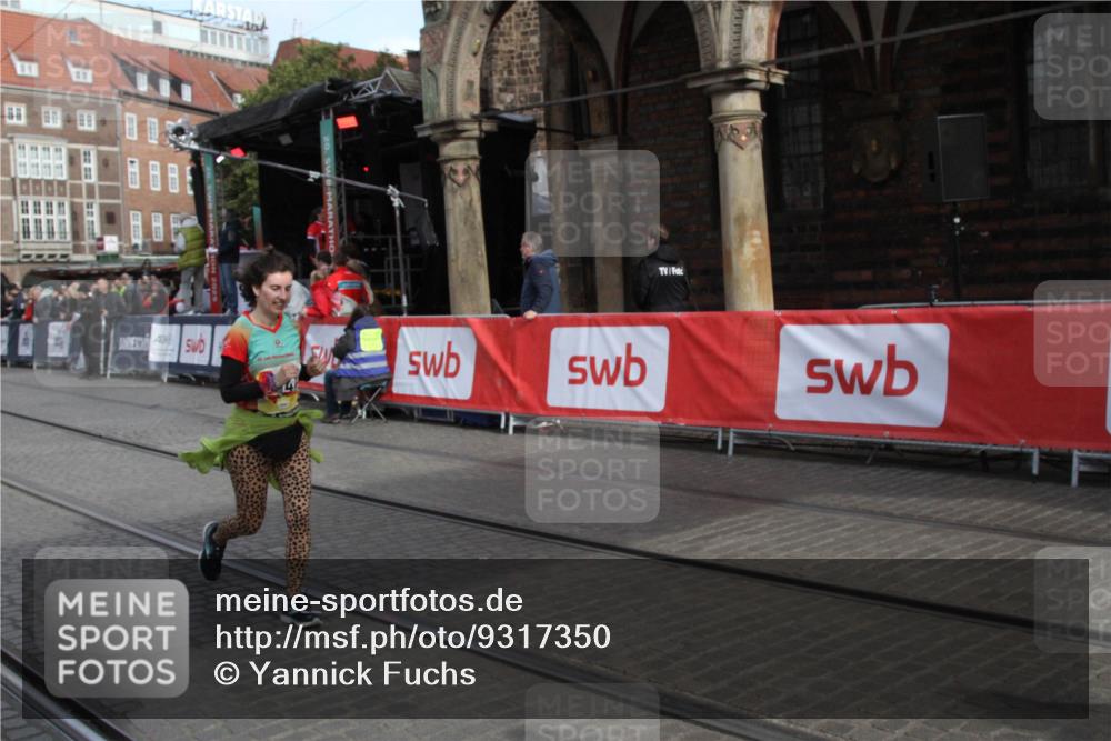 05.10.2025 - 20. swb-Marathon Bremen Yannick Fuchs http://msf.ph/oto/9317350 05.10.2025 11:02:03 Ziel 9324, 9536, 10837, 10855, 10879, 10887, 10944, 11415 meine-sportfotos.de
