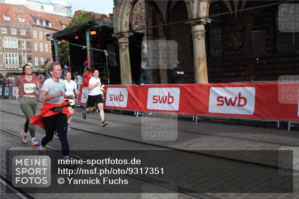 05.10.2025 - 20. swb-Marathon Bremen Yannick Fuchs http://msf.ph/oto/9317351 05.10.2025 11:02:07 Ziel 9324, 9426, 9536, 9686, 10301, 10855, 10879, 10887, 11459 meine-sportfotos.de