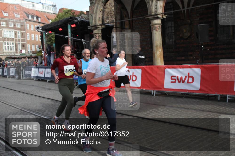 05.10.2025 - 20. swb-Marathon Bremen Yannick Fuchs http://msf.ph/oto/9317352 05.10.2025 11:02:08 Ziel 9324, 9426, 9536, 9686, 10301, 10855, 10879, 10887, 11014, 11459 meine-sportfotos.de