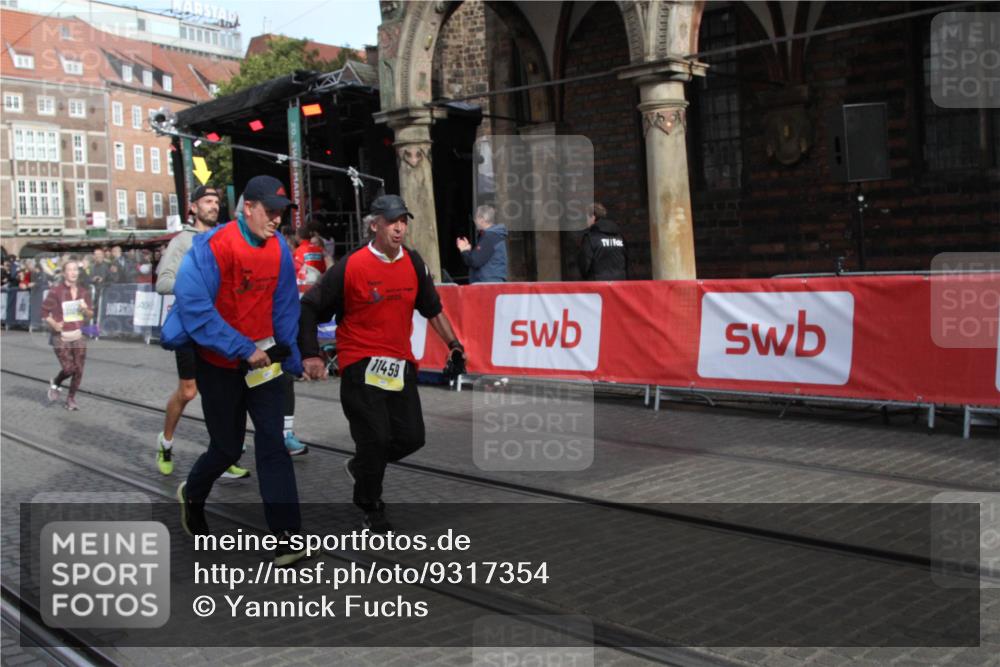 05.10.2025 - 20. swb-Marathon Bremen Yannick Fuchs http://msf.ph/oto/9317354 05.10.2025 11:02:11 Ziel 9363, 9426, 9686, 10301, 10508, 11014, 11459 meine-sportfotos.de