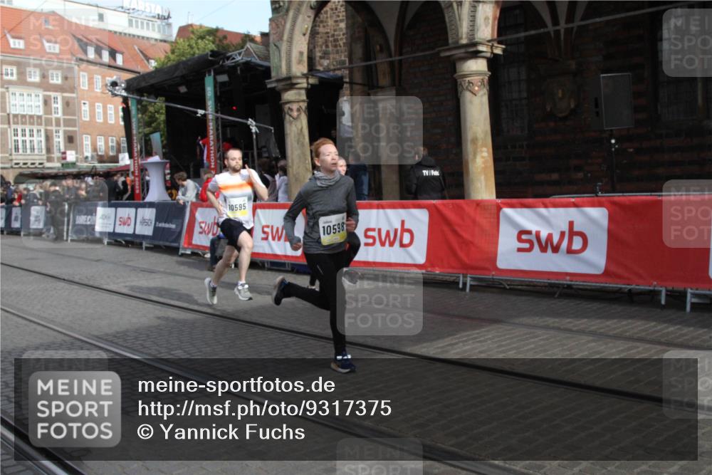 05.10.2025 - 20. swb-Marathon Bremen Yannick Fuchs http://msf.ph/oto/9317375 05.10.2025 11:02:40 Ziel 10033, 10595, 10598, 10825, 10826, 11160 meine-sportfotos.de