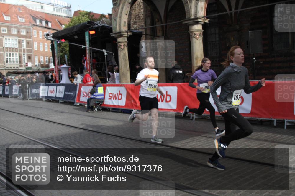 05.10.2025 - 20. swb-Marathon Bremen Yannick Fuchs http://msf.ph/oto/9317376 05.10.2025 11:02:41 Ziel 10595, 10598, 10825, 10826, 11160 meine-sportfotos.de