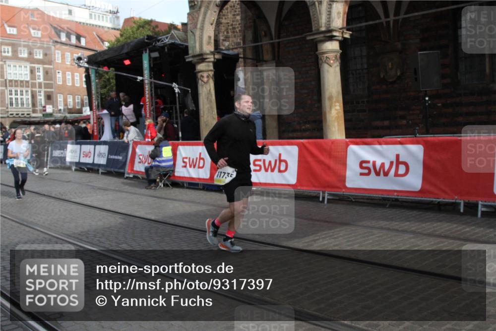 05.10.2025 - 20. swb-Marathon Bremen Yannick Fuchs http://msf.ph/oto/9317397 05.10.2025 11:03:03 Ziel 9893, 10777, 10876, 11735 meine-sportfotos.de