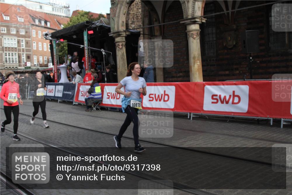 05.10.2025 - 20. swb-Marathon Bremen Yannick Fuchs http://msf.ph/oto/9317398 05.10.2025 11:03:05 Ziel 9229, 9661, 9662, 9893, 10777, 10876, 11376 meine-sportfotos.de