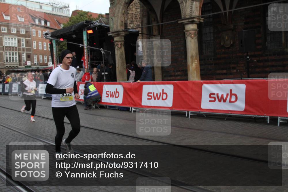 05.10.2025 - 20. swb-Marathon Bremen Yannick Fuchs http://msf.ph/oto/9317410 05.10.2025 11:03:22 Ziel 9246, 9325, 10142, 10405, 11467, 11502, 11508, 11509 meine-sportfotos.de