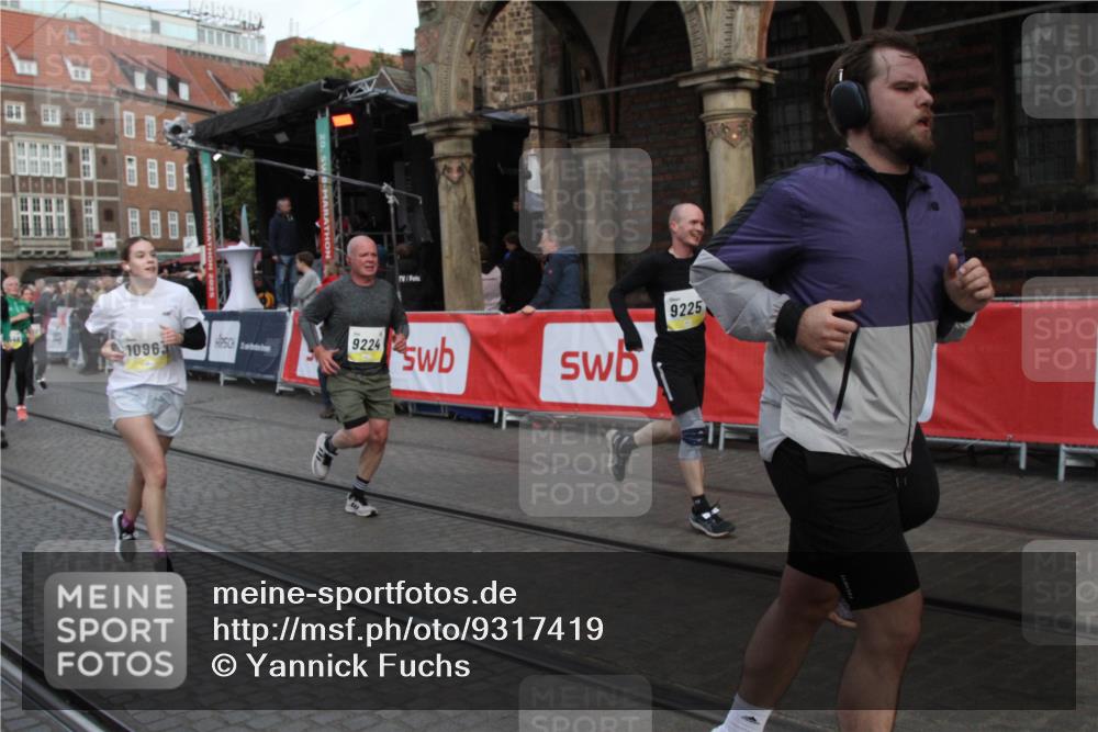 05.10.2025 - 20. swb-Marathon Bremen Yannick Fuchs http://msf.ph/oto/9317419 05.10.2025 11:03:29 Ziel 7776, 9224, 9225, 9308, 10446, 10963, 10995, 11103, 11124, 11150, 11236 meine-sportfotos.de