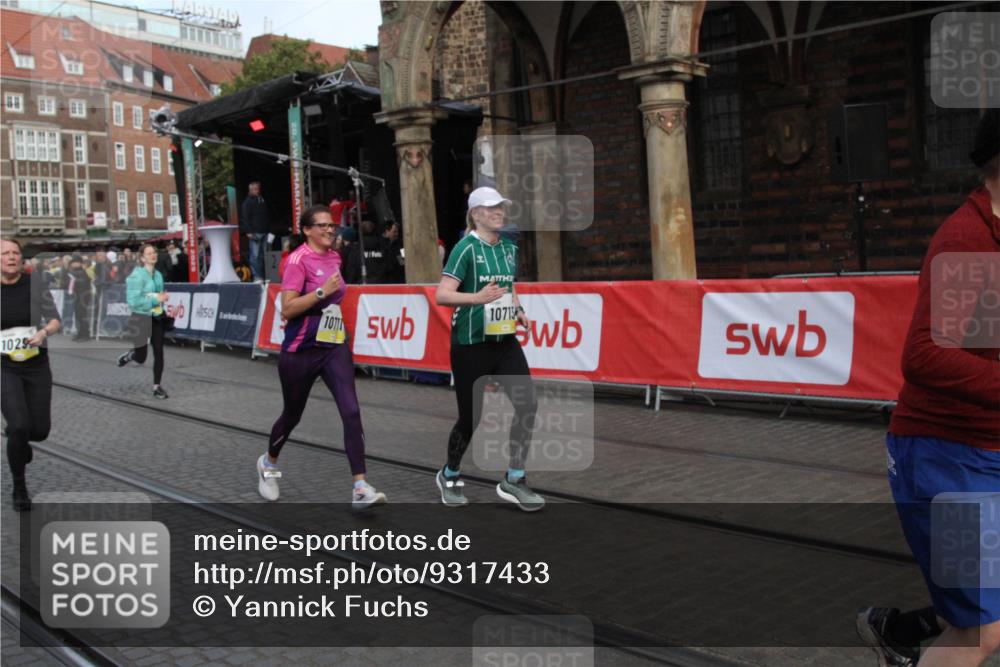 05.10.2025 - 20. swb-Marathon Bremen Yannick Fuchs http://msf.ph/oto/9317433 05.10.2025 11:03:46 Ziel 9315, 10297, 10478, 10603, 10604, 10711, 10713, 11589 meine-sportfotos.de
