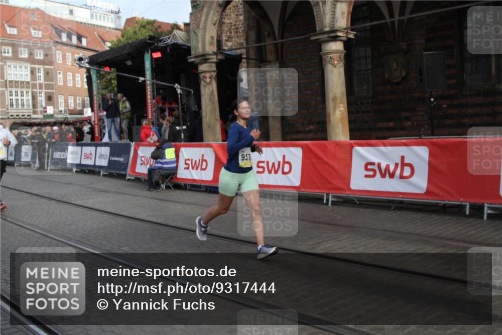 05.10.2025 - 20. swb-Marathon Bremen Yannick Fuchs http://msf.ph/oto/9317444 05.10.2025 11:04:00 Ziel 9241, 9379, 9571, 10106, 10265, 10271, 11183, 11609 meine-sportfotos.de