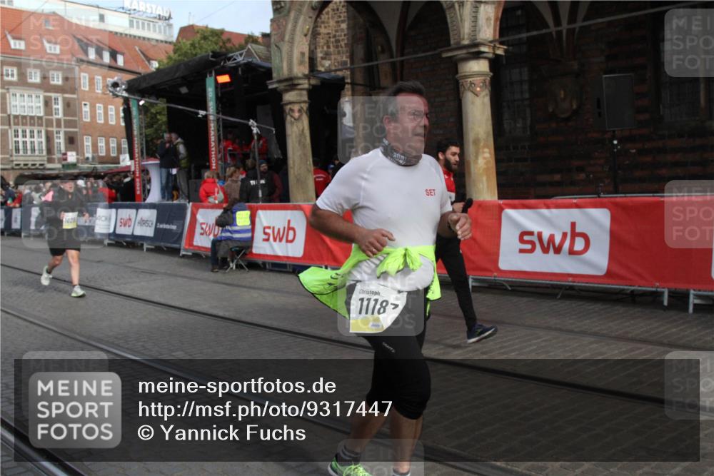 05.10.2025 - 20. swb-Marathon Bremen Yannick Fuchs http://msf.ph/oto/9317447 05.10.2025 11:04:05 Ziel 9398, 10205, 10551, 11183, 11609 meine-sportfotos.de
