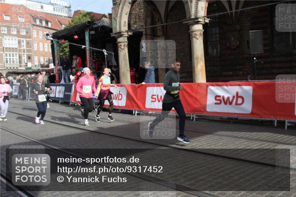 05.10.2025 - 20. swb-Marathon Bremen Yannick Fuchs http://msf.ph/oto/9317452 05.10.2025 11:04:15 Ziel 7789, 10098, 10853, 11001, 11077, 11102, 11685 meine-sportfotos.de