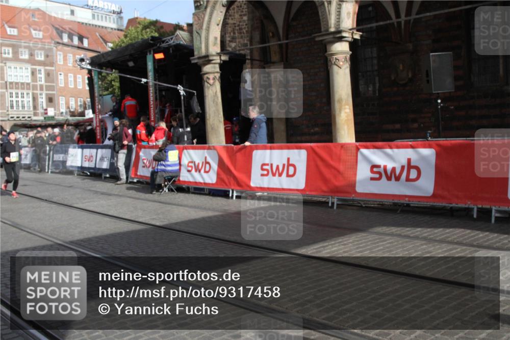 05.10.2025 - 20. swb-Marathon Bremen Yannick Fuchs http://msf.ph/oto/9317458 05.10.2025 11:04:19 Ziel 9448, 10098, 11685 meine-sportfotos.de