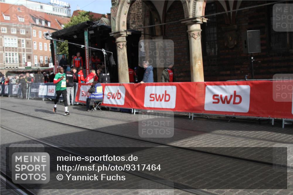 05.10.2025 - 20. swb-Marathon Bremen Yannick Fuchs http://msf.ph/oto/9317464 05.10.2025 11:04:24 Ziel 9537, 9684, 10678, 11200 meine-sportfotos.de