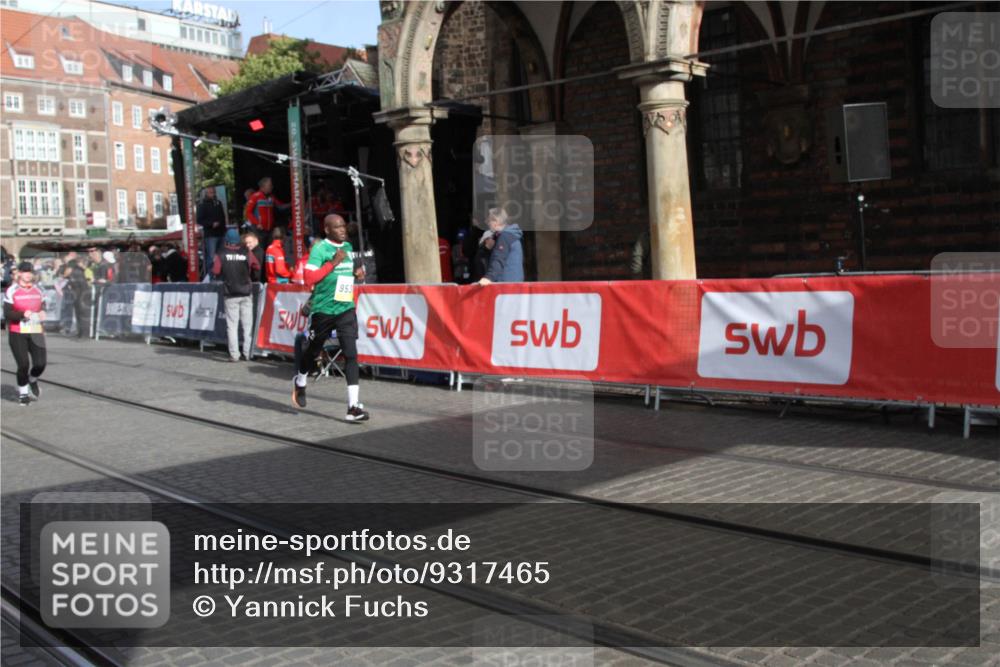 05.10.2025 - 20. swb-Marathon Bremen Yannick Fuchs http://msf.ph/oto/9317465 05.10.2025 11:04:24 Ziel 9537, 9684, 10678, 11200 meine-sportfotos.de