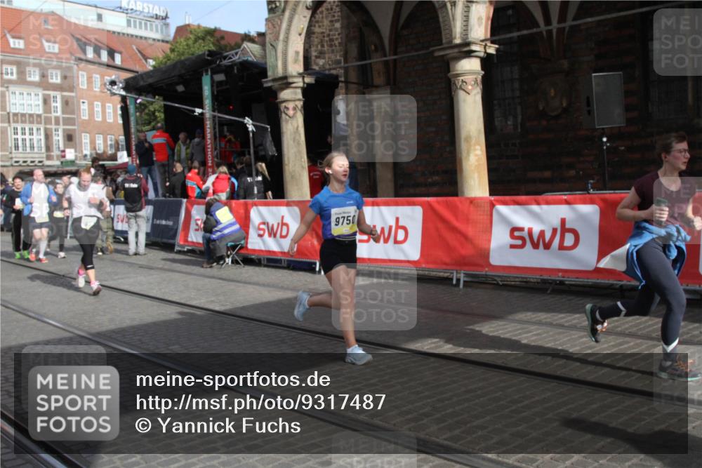 05.10.2025 - 20. swb-Marathon Bremen Yannick Fuchs http://msf.ph/oto/9317487 05.10.2025 11:04:45 Ziel 9532, 9623, 9750, 9765, 9771, 10422, 10451, 10532, 11427, 11546 meine-sportfotos.de