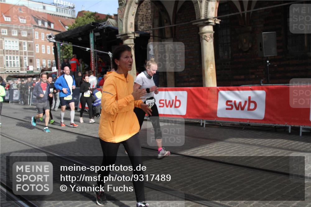 05.10.2025 - 20. swb-Marathon Bremen Yannick Fuchs http://msf.ph/oto/9317489 05.10.2025 11:04:47 Ziel 9532, 9623, 9765, 9771, 9812, 10422, 10451, 10557, 10964, 11035, 11427, 11546 meine-sportfotos.de