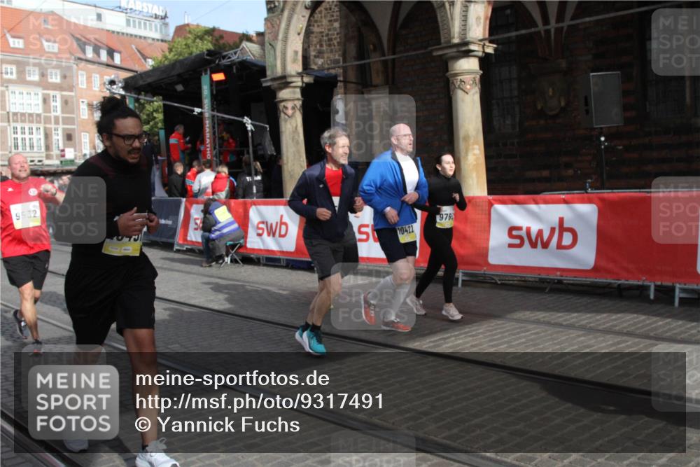 05.10.2025 - 20. swb-Marathon Bremen Yannick Fuchs http://msf.ph/oto/9317491 05.10.2025 11:04:49 Ziel 9532, 9765, 9812, 9927, 10422, 10451, 10557, 10964, 11035, 11427, 11546, 11615 meine-sportfotos.de