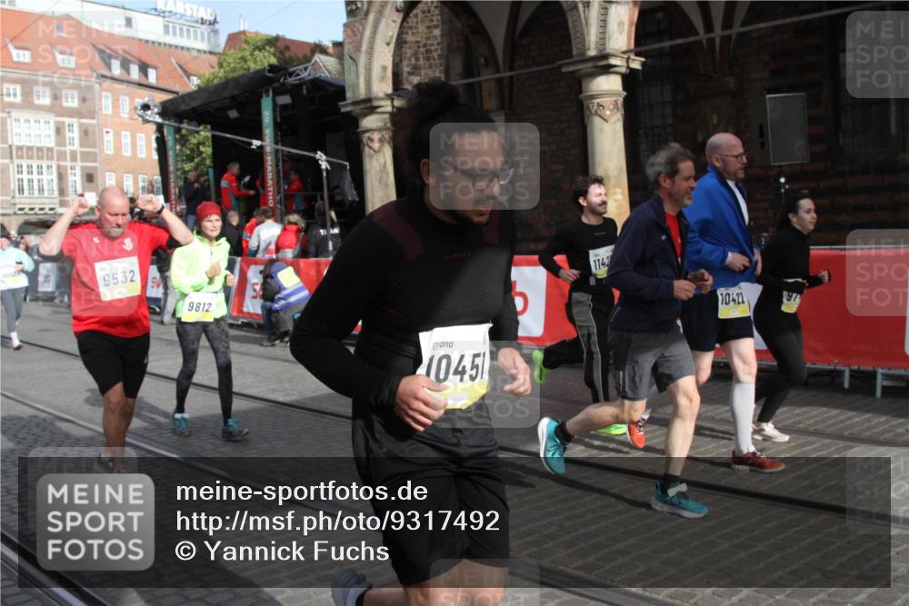 05.10.2025 - 20. swb-Marathon Bremen Yannick Fuchs http://msf.ph/oto/9317492 05.10.2025 11:04:49 Ziel 9532, 9765, 9812, 9927, 10422, 10451, 10557, 10964, 11035, 11427, 11546, 11615 meine-sportfotos.de