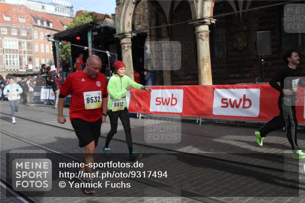 05.10.2025 - 20. swb-Marathon Bremen Yannick Fuchs http://msf.ph/oto/9317494 05.10.2025 11:04:50 Ziel 9532, 9765, 9812, 9927, 10422, 10451, 10557, 10964, 11035, 11427, 11546, 11615 meine-sportfotos.de