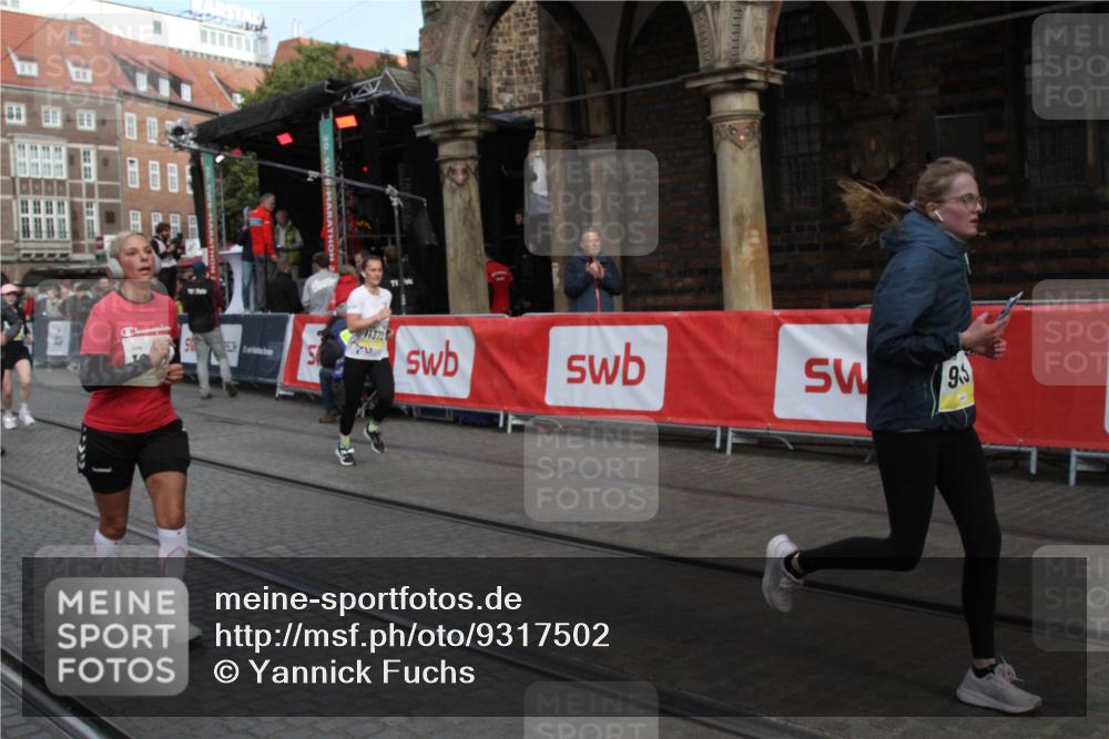 05.10.2025 - 20. swb-Marathon Bremen Yannick Fuchs http://msf.ph/oto/9317502 05.10.2025 11:05:01 Ziel 9220, 9409, 9530, 9813, 10684, 10771, 11090, 11180, 11372, 11478, 11559 meine-sportfotos.de