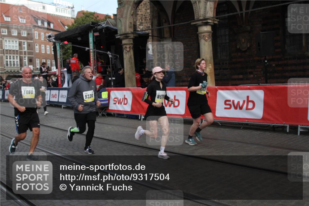 05.10.2025 - 20. swb-Marathon Bremen Yannick Fuchs http://msf.ph/oto/9317504 05.10.2025 11:05:04 Ziel 9220, 9409, 9530, 9660, 11090, 11180, 11478, 11559 meine-sportfotos.de