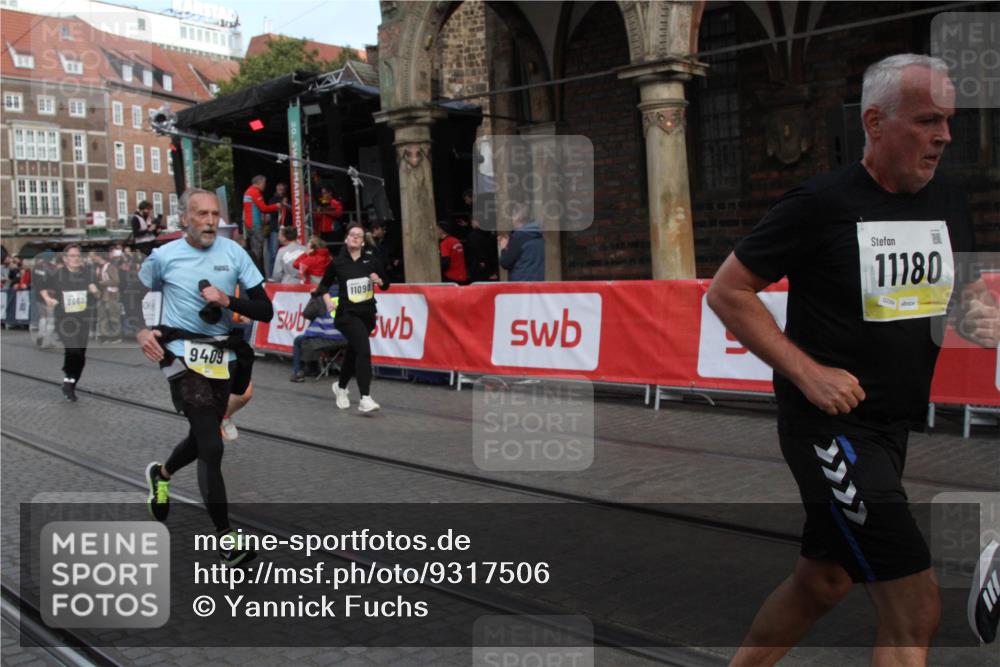 05.10.2025 - 20. swb-Marathon Bremen Yannick Fuchs http://msf.ph/oto/9317506 05.10.2025 11:05:05 Ziel 9220, 9409, 9660, 10965, 11090, 11121, 11180, 11478 meine-sportfotos.de