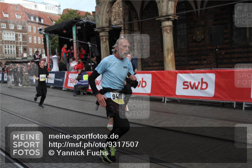 05.10.2025 - 20. swb-Marathon Bremen Yannick Fuchs http://msf.ph/oto/9317507 05.10.2025 11:05:06 Ziel 9409, 9660, 10965, 11090, 11121, 11171, 11412, 11478 meine-sportfotos.de
