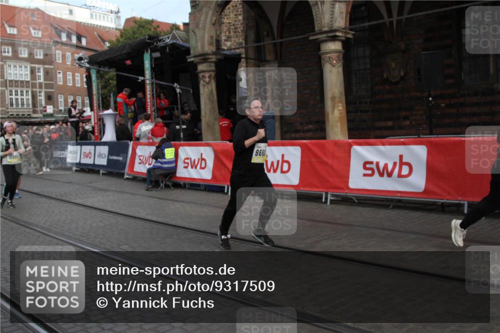 05.10.2025 - 20. swb-Marathon Bremen Yannick Fuchs http://msf.ph/oto/9317509 05.10.2025 11:05:07 Ziel 9409, 9642, 9660, 10965, 11090, 11121, 11171, 11412 meine-sportfotos.de