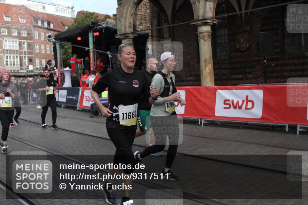 05.10.2025 - 20. swb-Marathon Bremen Yannick Fuchs http://msf.ph/oto/9317511 05.10.2025 11:05:10 Ziel 9642, 9668, 10965, 11016, 11121, 11171, 11412 meine-sportfotos.de