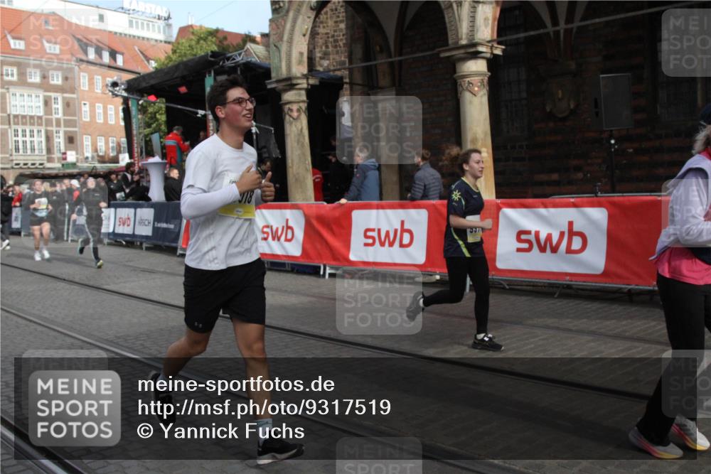 05.10.2025 - 20. swb-Marathon Bremen Yannick Fuchs http://msf.ph/oto/9317519 05.10.2025 11:05:17 Ziel 9440, 9978, 10018, 10021, 10255, 10343, 10990, 11323, 11501, 11650, 11707 meine-sportfotos.de