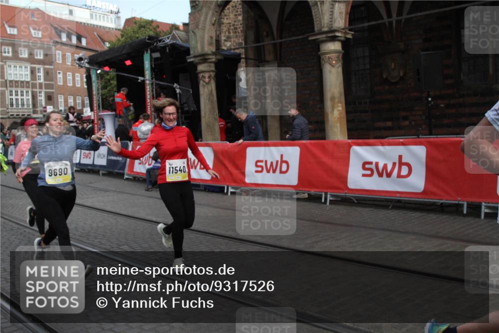 05.10.2025 - 20. swb-Marathon Bremen Yannick Fuchs http://msf.ph/oto/9317526 05.10.2025 11:05:23 Ziel 9515, 9690, 9908, 9944, 11501, 11540 meine-sportfotos.de