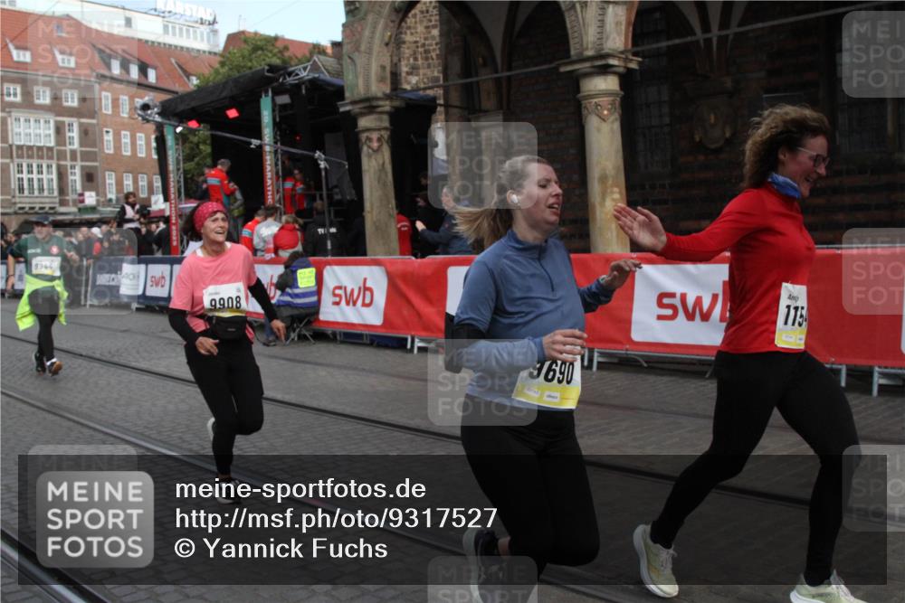 05.10.2025 - 20. swb-Marathon Bremen Yannick Fuchs http://msf.ph/oto/9317527 05.10.2025 11:05:24 Ziel 9515, 9690, 9908, 9944, 11106, 11540 meine-sportfotos.de