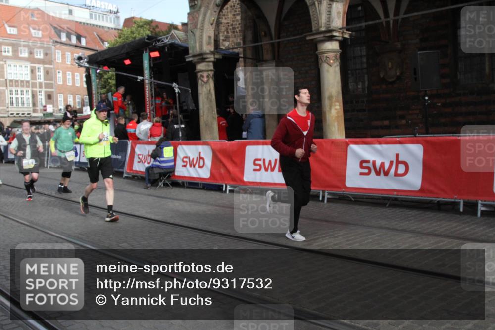05.10.2025 - 20. swb-Marathon Bremen Yannick Fuchs http://msf.ph/oto/9317532 05.10.2025 11:05:34 Ziel 7654, 9752, 10025, 10158, 10289, 10426, 10511, 10542, 11164, 11676 meine-sportfotos.de