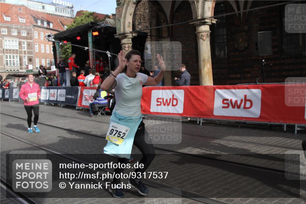 05.10.2025 - 20. swb-Marathon Bremen Yannick Fuchs http://msf.ph/oto/9317537 05.10.2025 11:05:37 Ziel 7654, 9210, 9419, 9752, 10025, 10426, 10437, 10542, 11164, 11676, 11681 meine-sportfotos.de