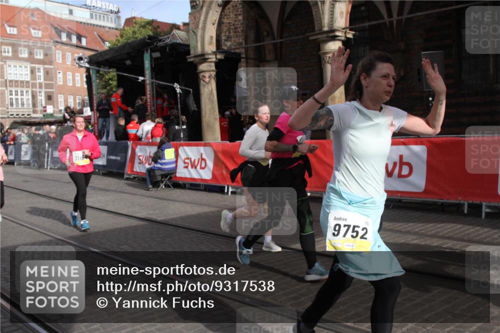 05.10.2025 - 20. swb-Marathon Bremen Yannick Fuchs http://msf.ph/oto/9317538 05.10.2025 11:05:38 Ziel 7654, 9210, 9419, 9752, 10426, 10437, 10999, 11164, 11676, 11681 meine-sportfotos.de
