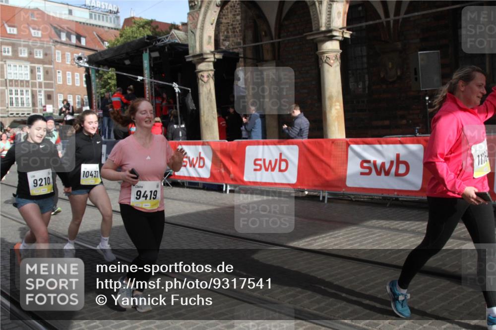 05.10.2025 - 20. swb-Marathon Bremen Yannick Fuchs http://msf.ph/oto/9317541 05.10.2025 11:05:40 Ziel 9210, 9419, 10437, 10999, 11164, 11681 meine-sportfotos.de