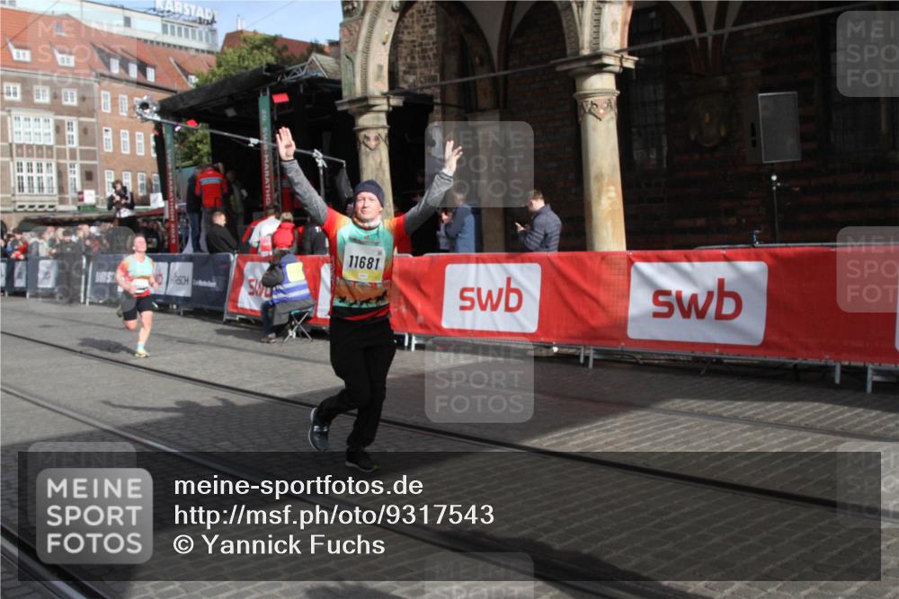 05.10.2025 - 20. swb-Marathon Bremen Yannick Fuchs http://msf.ph/oto/9317543 05.10.2025 11:05:41 Ziel 9210, 9419, 10437, 10843, 10844, 10999, 11681 meine-sportfotos.de
