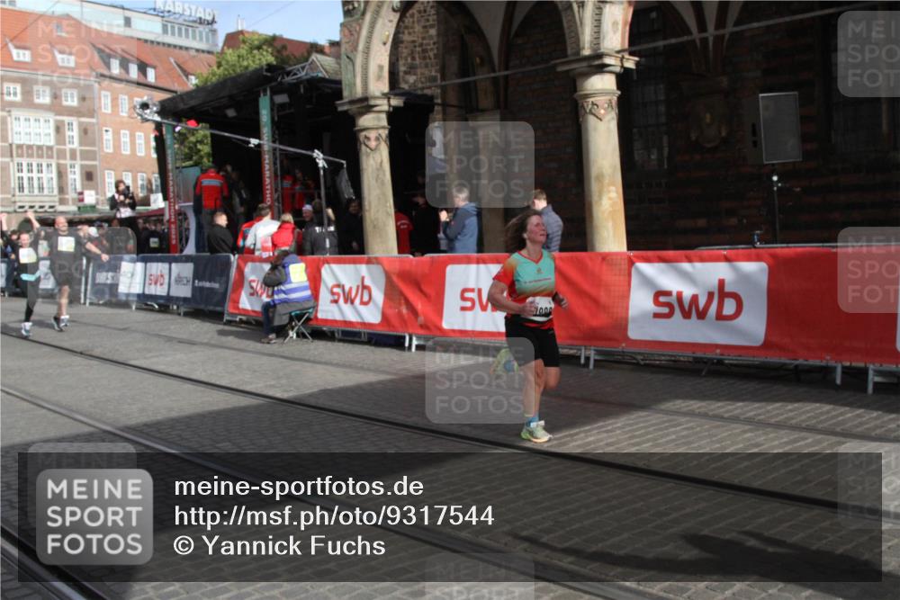 05.10.2025 - 20. swb-Marathon Bremen Yannick Fuchs http://msf.ph/oto/9317544 05.10.2025 11:05:43 Ziel 9335, 10843, 10844, 10999, 11604 meine-sportfotos.de