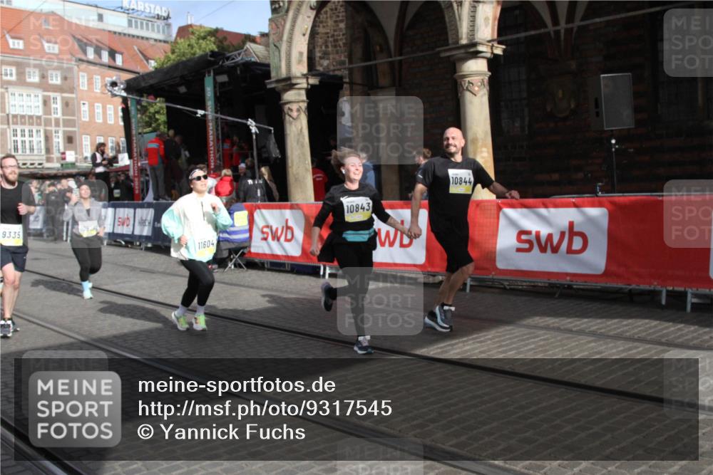 05.10.2025 - 20. swb-Marathon Bremen Yannick Fuchs http://msf.ph/oto/9317545 05.10.2025 11:05:46 Ziel 9335, 9423, 10197, 10529, 10843, 10844, 11604 meine-sportfotos.de