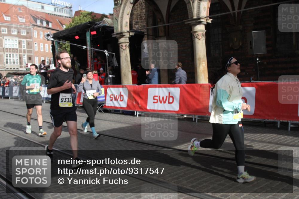 05.10.2025 - 20. swb-Marathon Bremen Yannick Fuchs http://msf.ph/oto/9317547 05.10.2025 11:05:47 Ziel 9335, 9423, 10197, 10529, 10769, 10843, 10844, 11604 meine-sportfotos.de