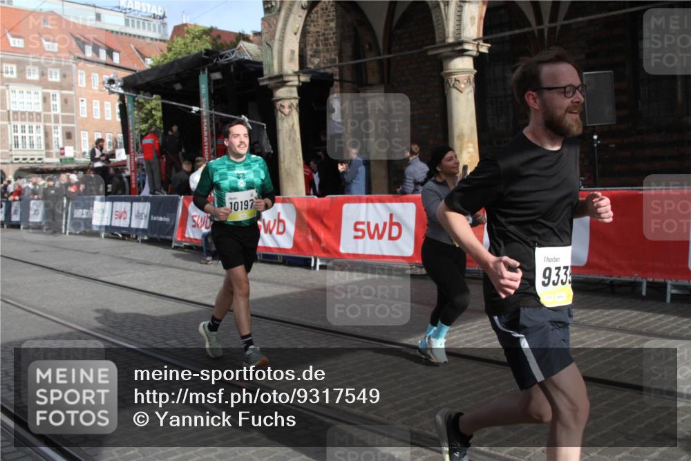 05.10.2025 - 20. swb-Marathon Bremen Yannick Fuchs http://msf.ph/oto/9317549 05.10.2025 11:05:49 Ziel 9335, 9423, 10197, 10529, 10769, 11455 meine-sportfotos.de