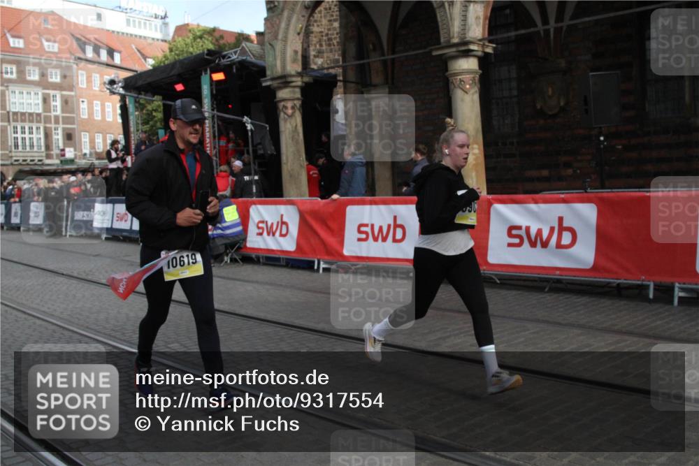 05.10.2025 - 20. swb-Marathon Bremen Yannick Fuchs http://msf.ph/oto/9317554 05.10.2025 11:05:55 Ziel 7777, 9907, 10619 meine-sportfotos.de