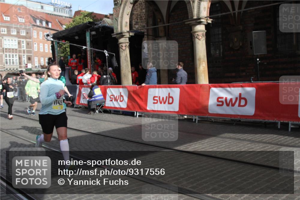 05.10.2025 - 20. swb-Marathon Bremen Yannick Fuchs http://msf.ph/oto/9317556 05.10.2025 11:06:05 Ziel 9355, 9931, 10081, 10095, 10587, 10597, 11134, 11425, 11468, 11525 meine-sportfotos.de