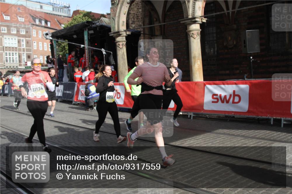 05.10.2025 - 20. swb-Marathon Bremen Yannick Fuchs http://msf.ph/oto/9317559 05.10.2025 11:06:07 Ziel 9355, 9931, 10081, 10095, 10100, 10101, 10587, 10597, 11134, 11468, 11525 meine-sportfotos.de