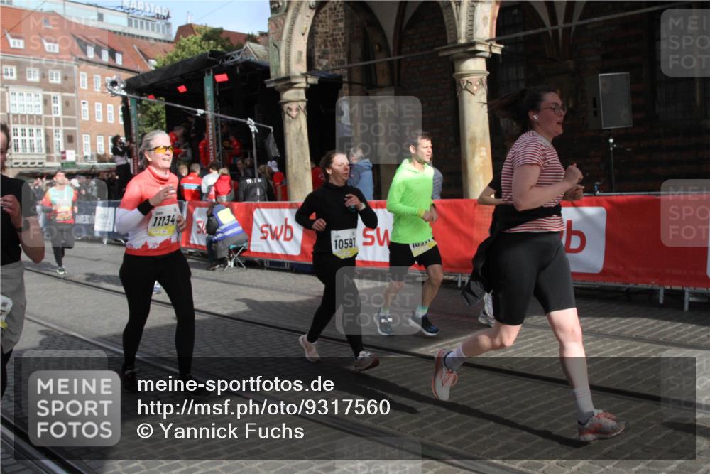 05.10.2025 - 20. swb-Marathon Bremen Yannick Fuchs http://msf.ph/oto/9317560 05.10.2025 11:06:08 Ziel 9355, 9786, 9931, 10081, 10095, 10100, 10101, 10587, 10597, 11134, 11525 meine-sportfotos.de