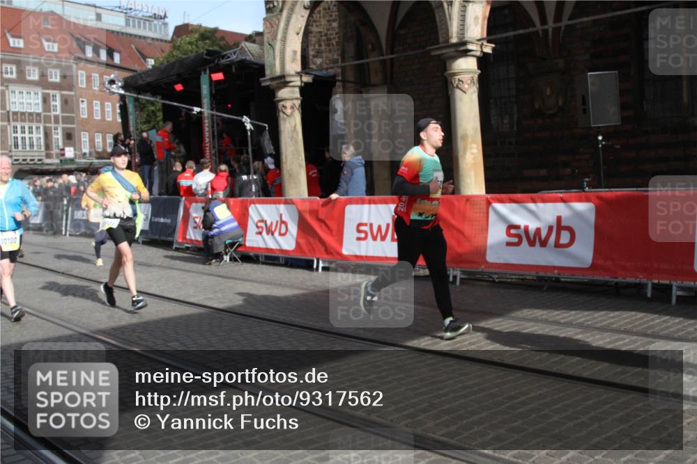 05.10.2025 - 20. swb-Marathon Bremen Yannick Fuchs http://msf.ph/oto/9317562 05.10.2025 11:06:10 Ziel 9438, 9786, 10081, 10100, 10101, 10462, 10623, 11231, 11525 meine-sportfotos.de