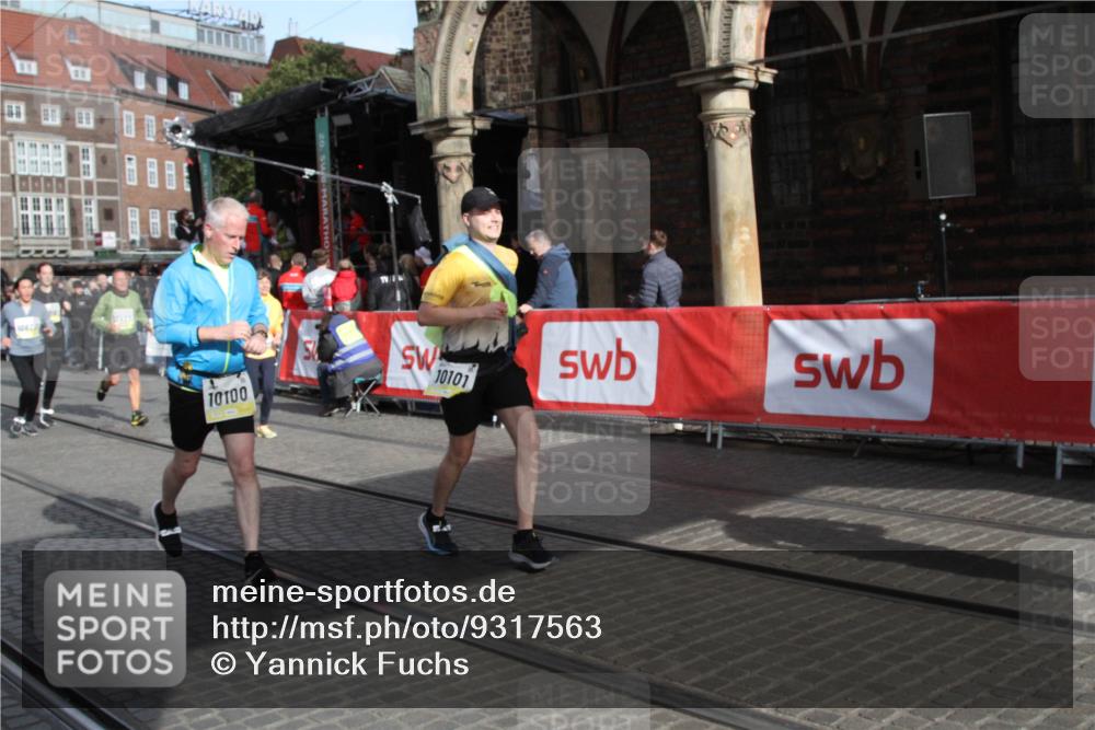 05.10.2025 - 20. swb-Marathon Bremen Yannick Fuchs http://msf.ph/oto/9317563 05.10.2025 11:06:11 Ziel 9438, 9786, 10100, 10101, 10192, 10462, 10623, 11231, 11525 meine-sportfotos.de