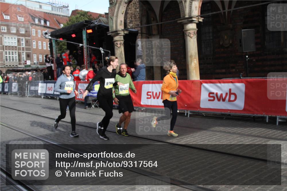 05.10.2025 - 20. swb-Marathon Bremen Yannick Fuchs http://msf.ph/oto/9317564 05.10.2025 11:06:13 Ziel 9438, 9786, 10100, 10192, 10249, 10462, 10623, 10848, 11231, 11296 meine-sportfotos.de